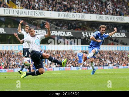 Chelseas Juan Mata feuert während des Barclays Premier League-Spiels zwischen Tottenham Hotspur und Chelsea in der White Hart Lane in London, Großbritannien, am 28. September 2013. Stockfoto
