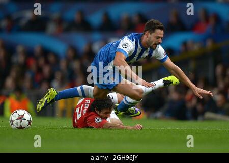 Alberto De La Bella von Real Sociedad stürzt mit Rafael von Manchester United während des UEFA Champions League Group A-Spiels zwischen Manchester United und Real Sociedad im Old Trafford Stadium am 23. Oktober 2013 in Manchester, Großbritannien, England Stockfoto