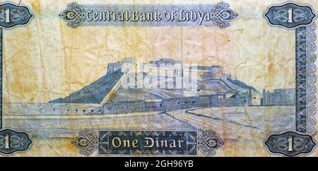 Ein großes Fragment der Rückseite von 1 eine libysche Dinar-Banknote, die von der libyschen Zentralbank im Wert von 1972 Euro ausgegeben wurde, mit dem Bild der Sabha-Festung an diesem Tag Stockfoto