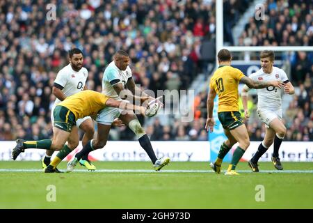 Courtney Lawes versucht, sich während des QBE Autumn International-Spiels zwischen England und Australien im Twickenham Stadium in London am 2. November 2013 an den englischen Owen Farrell zu entlasten. Stockfoto