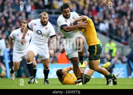 Der englische Billy Vunipola wird am 2. November 2013 im Twickenham Stadium in London vom australischen Matt Toomua während des QBE Autumn International-Spiels zwischen England und Australien angegangen. Stockfoto