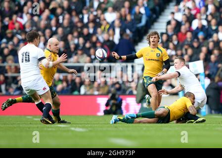 Der englische Chris Ashton wird während des QBE Autumn International-Spiels zwischen England und Australien im Twickenham Stadium in London am 2. November 2013 an den englischen Owen Farrell ausgelagert. Stockfoto