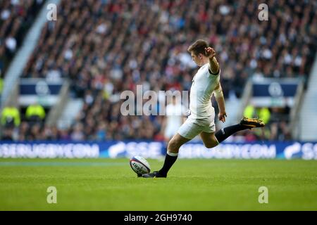 Der Engländer Owen Farrell schießt ein Tor, nachdem er beim QBE Autumn International-Spiel zwischen England und Australien am 2. November 2013 im Twickenham Stadium in London mit dem Boot getroffen und verpasst wurde. Stockfoto