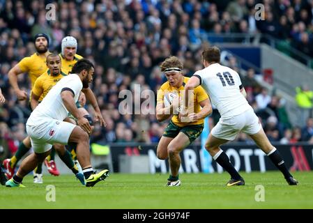 Der Australier Michael Hooper wurde am 2. November 2013 vom englischen Owen Farrell und Mako Vunipola beim QBE Autumn International-Spiel zwischen England und Australien im Twickenham Stadium in London angegangen. Stockfoto