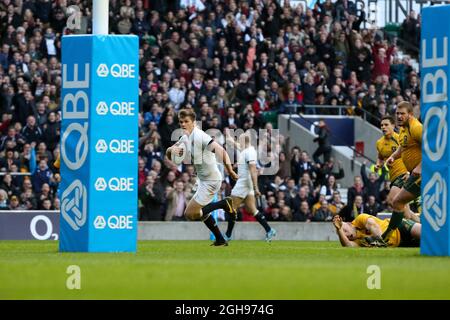 Der englische Owen Farrell schied beim QBE Autumn International Spiel zwischen England und Australien im Twickenham Stadium in London am 2. November 2013 aus. Stockfoto