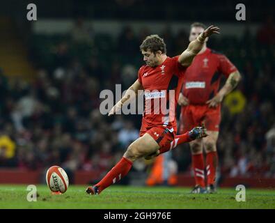 Leigh Halfpenny aus Wales nimmt während der Rugby-Union Dove Men-Serie 2013 zwischen Wales und Argentinien, die am 16. November 2013 im Millennium Stadium in Cardiff, Wales, stattfand, einen Umbau vor. Foto: Simon Bellis. Stockfoto