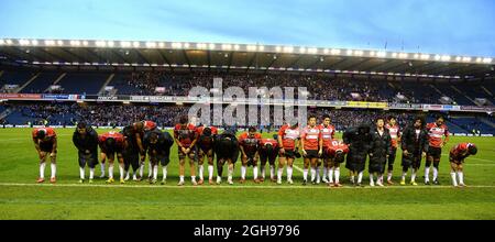 Das japanische Team verneigt sich am Ende des Viagogo Autumn Test Spiels zwischen Schottland und Japan im Murrayfield Stadium in Edinburgh, Schottland, am 9. November 2013 vor der Menge. Simon Bellis Stockfoto