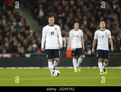 Der englische Wayne Rooney sieht nach Chiles Eröffnungstreffer während des Internationalen Freundschaftsspiels zwischen England und Chile, das am 15. November 2013 im Wembley-Stadion in London, England, stattfand, niedergeschlagen aus. Stockfoto