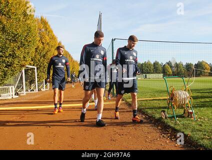 Die Engländer Jay Rodriguez, Ross Barkley und Adam Lallana gehen am 13. November 2013 während der England Training Session in London Colney, England, zu Fuß. Das englische Team wird in London ein Freundschaftsspiel mit dem chilenischen Team spielen. Pic David Klein Stockfoto