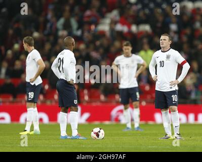 Der englische Wayne Rooney sieht nach Chiles zweitem Tor während des Internationalen Freundschaftsspiels zwischen England und Chile, das am 15. November 2013 im Wembley-Stadion in London, England, stattfand, niedergeschlagen aus. Stockfoto