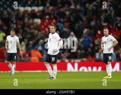 Der englische Wayne Rooney sieht nach Chiles zweitem Tor während des Internationalen Freundschaftsspiels zwischen England und Chile, das am 15. November 2013 im Wembley-Stadion in London, England, stattfand, niedergeschlagen aus. Stockfoto