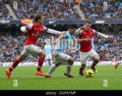 Sergio Aguero von Manchester City tötelt mit Nacho Monreal von Arsenal und Jack Wilshere während des Barclays Premier League-Spiels zwischen Manchester City und Arsenal im Etihad Stadium in Manchester, Großbritannien, am 14. Dezember 2013. Arsenal verlor 3-6. Picture: Simon Bellis Stockfoto