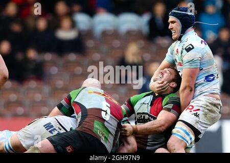 Chris Robshaw von Harlequins wird am 15. Dezember 2013 im Twickenham Stoop Stadium in London von Bernard Le Roux von Racing Metro während des Spiels der Heineken Cup Round 4 zwischen Harlequins und Racing Metro 92 vom Ruck abgezogen. Bild: Charlie Forgham-Bailey Stockfoto