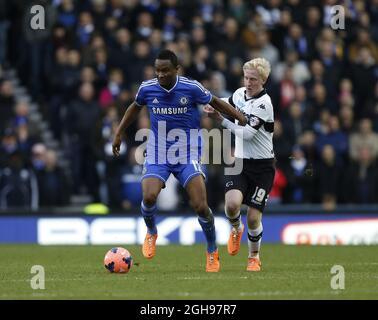 Will Hughes von Derby und John Obi Mikel von Chelsea tusselt sich während des Spiels der 3. Runde des FA Cup zwischen Derby County und Chelsea, das am 5. Januar 2014 im iPro Stadium in Derby, England, stattfand. Foto: David Klein. Stockfoto