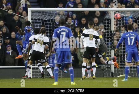 Chelseas John Obi Mikel erzielte beim Spiel der 3. Runde des FA Cup zwischen Derby County und Chelsea am 5. Januar 2014 im iPro Stadium in Derby, England, sein Eröffnungstreffer. Foto: David Klein. Stockfoto