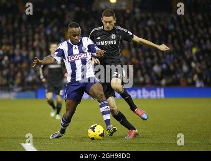 Saido Berahino aus West Brom konkurriert mit Nemanja Matic aus Chelsea während des Barclays Premier League-Spiels zwischen West Bromwich Albion und Chelsea, das am 11. Februar 2014 in den Hawthorns in West Bromwich, West Midlands, Großbritannien, stattfand - Malcolm Couzens. Stockfoto