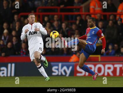 Jason Puncheon aus dem Crystal Palace zwickt sich mit Wayne Rooney aus Manchester United während des Barclays Premier League-Spiels zwischen Crystal Palace und Manchester United am 22. Februar 2014 im Selhurst Park, London, Großbritannien. Stockfoto