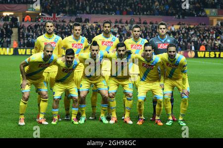 Das napolianische Team posiert für Gruppenfotos vor der UEFA Europa League, einem 32-Match zwischen Swansea City und Napoli, das am 20. Februar 2014 im Liberty Stadium in Swansea, Wales, stattfand. Stockfoto