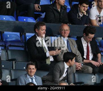 Arsenal-Fan Piers Morgan telefoniert während des Barclays Premier League-Spiels zwischen Tottenham Hotspur und Arsenal in der White Hart Lane, London, am 16. März 2014. Stockfoto