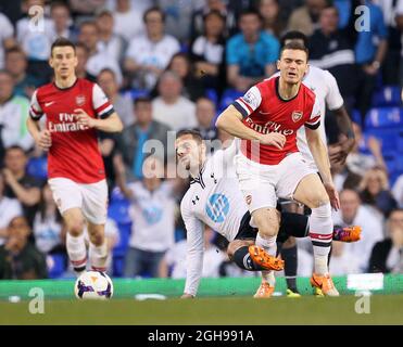 Tottenhams Roberto Soldado tusselt sich mit Arsenals Thomas Vermaelen während des Barclays Premier League-Spiels zwischen Tottenham Hotspur und Arsenal in der White Hart Lane, London, am 16. März 2014. Stockfoto