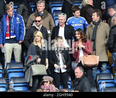 Holly Willoughby, Phillip Schofield und Christine Bleakley sehen sich das Spiel während des Barclays Premier League-Spiels zwischen Chelsea und Arsenal am 22. März 2014 in Stamford Bridge in London, Großbritannien, an. Pic David Klein Stockfoto