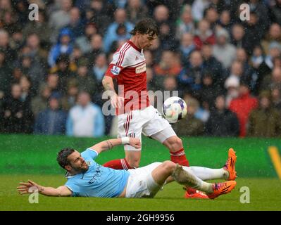 Alvaro Negredo von Manchester City fordert Fernando Amorebieta von Fulham während des Spiels der Barclays Premier League zwischen Manchester City und Fulham heraus, das am 22. März 2014 im Etihad Stadium in Manchester, England, stattfand. Pic Simon Bellis Stockfoto