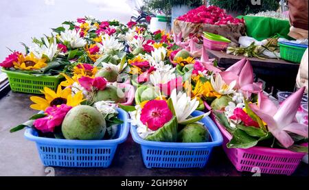 Blumen und Bela auf Korb Opfergaben für hinduistische religiöse Zeremonie oder Shivratri Festival in indien Stockfoto