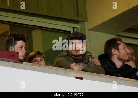 David Beckham in der Menge mit den Söhnen Brooklyn und Romeo während des Barclays Premier League-Spiels zwischen West Ham United und Manchester United am 22. März 2014 im Upton Park in London, England. Pic Charlie Forgham-Bailey Stockfoto