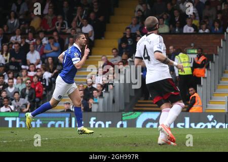 Evertons Kevin Mirallas feiert das 2. Tor seiner Seite während des Barclays Premier League-Spiels zwischen Fulham und Everton, das am 30. März 2014 im Craven Cottage Stadium in London stattfand. Stockfoto