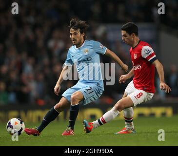 Arsenals Mikel Arteta zerstochen mit dem Manchester City-Helden David Silva während des Spiels der Barclays Premier League zwischen Arsenal und Manchester City im Emirates Stadium in London, England, am 29. März 2014. Stockfoto