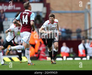 Steven Gerrard aus Liverpool feiert das Tor seiner Seite beim Spiel der Barclays Premier League zwischen West Ham United und Liverpool, das am 6. April 2014 im Upton Park in London, England, stattfand. Stockfoto