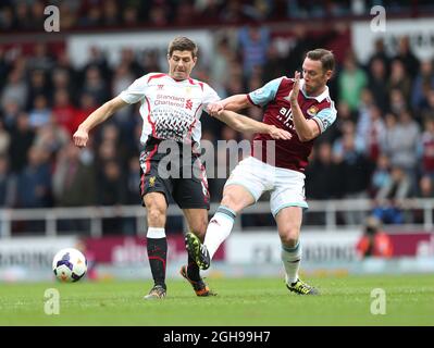 Kevin Nolan von West Ham trifft auf Steven Gerrard von Liverpool während des Spiels der Barclays Premier League zwischen West Ham United und Liverpool am 6. April 2014 im Upton Park in London, England. Stockfoto