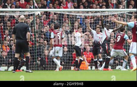 Steven Gerrard aus Liverpool beschwert sich über die Vergabe des Tores von West Ham's Guy Demel während des Barclays Premier League-Spiels zwischen West Ham United und Liverpool, das am 6. April 2014 im Upton Park in London, England, stattfand. Stockfoto