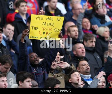 Ein Fan von Crystal Palace mit einem Banner zur Unterstützung von Manager Tony Pulis während des Barclays Premier League-Spiels zwischen Crystal Palace und Manchester City im Selhurst Park, London, Großbritannien, am 27. April 2014. Stockfoto