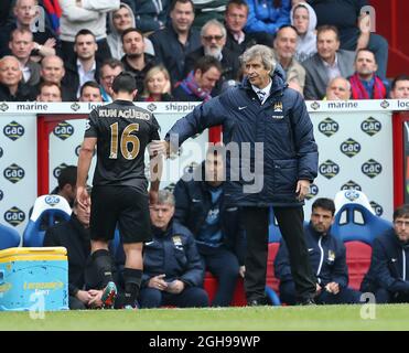 Manuel Pellegrini von Manchester City gibt Sergio Aguero beim Verletzten beim Spiel der Barclays Premier League zwischen Crystal Palace und Manchester City am 27. April 2014 im Selhurst Park, London, Großbritannien, die Wunde ab. Stockfoto