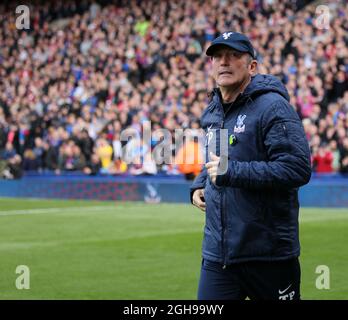 Tony Pulis von Crystal Palace in Aktion während des Barclays Premier League-Spiels zwischen Crystal Palace und Manchester City im Selhurst Park, London, Großbritannien, am 27. April 2014. Stockfoto