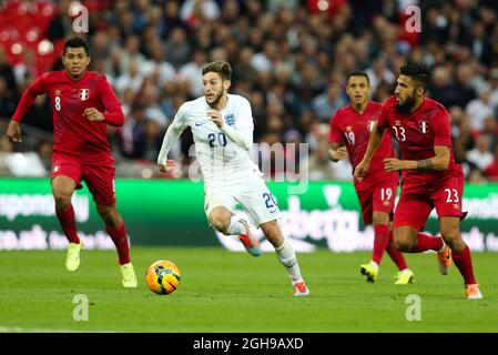 Der englische Adam Lallana in Aktion beim internationalen Freundschaftsspiel zwischen England und Peru am 30. Mai 2014 im Wembley Stadium in London, England. Pic Charlie Forgham-Bailey/Sportimage. Stockfoto