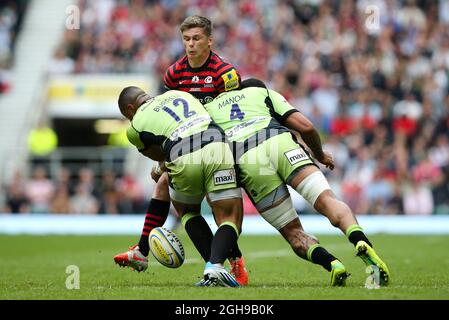 Owen Farrell von Saracens wird am 31. Mai 2014 im Twickenham Stadium in London, Großbritannien, von Northampton's Luther Borrell und Northampton's Samu Manoa beim letzten Rugby-Union Aviva Premiership-Spiel zwischen Saracens und Northampton Saints hart getroffen. Charlie Forgham-Bailey Stockfoto