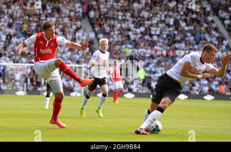 Alex Revell von Rotherham United sieht seinen Schuss von Craig Forsyth von Derby Countywährend des Sky Bet Championship-Spiels zwischen Derby County und Rotherham blockiert, das am 9. August 2014 im iPro Stadium in Blackburn, England, stattfand. Pic Simon Bellis/Sportimage. Stockfoto