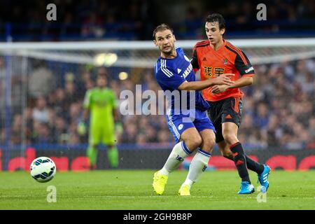 Ruben Pardo von Real Sociedad und Branislav Ivanovic von Chelsea während des Vorsaison-Freundschaftsspiel zwischen Chelsea und Real Sociedad im Stamford Bridge Stadium in London am 12. August 2014. PIC Charlie Forgham-BaileySportimage. Stockfoto