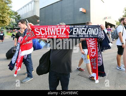 Ein Schal-Verkäufer außerhalb des Bodens während des UEFA Euro 2016 Qualifying Group E-Spiels zwischen der Schweiz und England, das am 8. September 2014 im St. Jakob Park in der Schweiz stattfand. Bild David Klein/Sportimage. Stockfoto