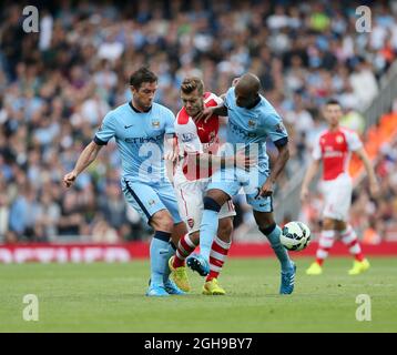 Jack Wilshere von Arsenal zerstoert während der Barclays Premier League mit Frank Lampard von Manchester City und Fernadinhin das Spiel zwischen Arsenal und Manchester City im Emirates Stadium am 13. September 2014. Stockfoto