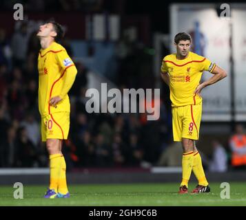 Steven Gerrard aus Liverpool sieht während des Barclays Premier League-Spiels zwischen West Ham United und Liverpool, das am 20. September 2014 im Upton Park in London, England, stattfand, in Vollzeit niedergeschlagen aus. Stockfoto