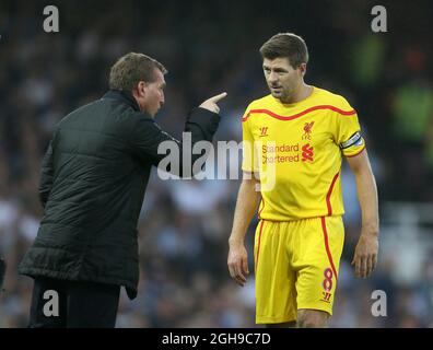 Der Liverpooler Brendan Rodgers spricht mit Kapitän Steven Gerrard während des Barclays Premier League-Spiels zwischen West Ham United und Liverpool, das am 20. September 2014 im Upton Park in London, England, stattfand. Stockfoto