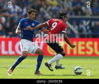 Radamel Falcao aus Manchester Vereinigte sich mit Leonardo Ulloa aus Leicester City während des Spiels der Barclays Premier League im King Power Stadium am 21. September 2014. Stockfoto