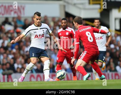 Tottenhams Erik Lamela tötelt mit West Broms Craig Gardner während des Barclays Premier League-Spiels zwischen Tottenham Hotspur und West Bromwich Albion am 21. September 2014 in der White Hart Lane, London. Stockfoto