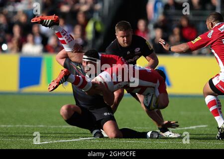 Saracens' Kieran Longbottom trifft Gloucester Ben Morgan bei seinem Heimdebüt während des Aviva Premiership-Spiels der Rugby Union 2014 2015 zwischen Saracens und Gloucester Rugby, das am 11102014 im Allianz Park Stadium in London stattfand. Stockfoto