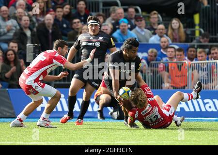 Saracens' Billy Vunipola versucht, sich während des Aviva Premiership-Spiels der Rugby Union 2014 2015 zwischen Saracens und Gloucester Rugby, das am 11102014 im Allianz Park Stadium in London stattfand, zu entlasten. Stockfoto