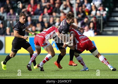 Ben Ransom von Saracens läuft bei der Verteidigung von Gloucester während des Rugby Union 2014 2015 Aviva Premiership-Matches zwischen Saracens und Gloucester Rugby, das am 11102014 im Allianz Park Stadium in London stattfand. Stockfoto