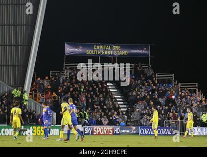 Temporäre Tribünen, die für das Spiel der vierten Runde des Capital One Cup zwischen Shrewsbury Town und Chelsea am 28. Oktober 2014 im Greenhous Meadow Stadium in London aufgestellt wurden. Stockfoto